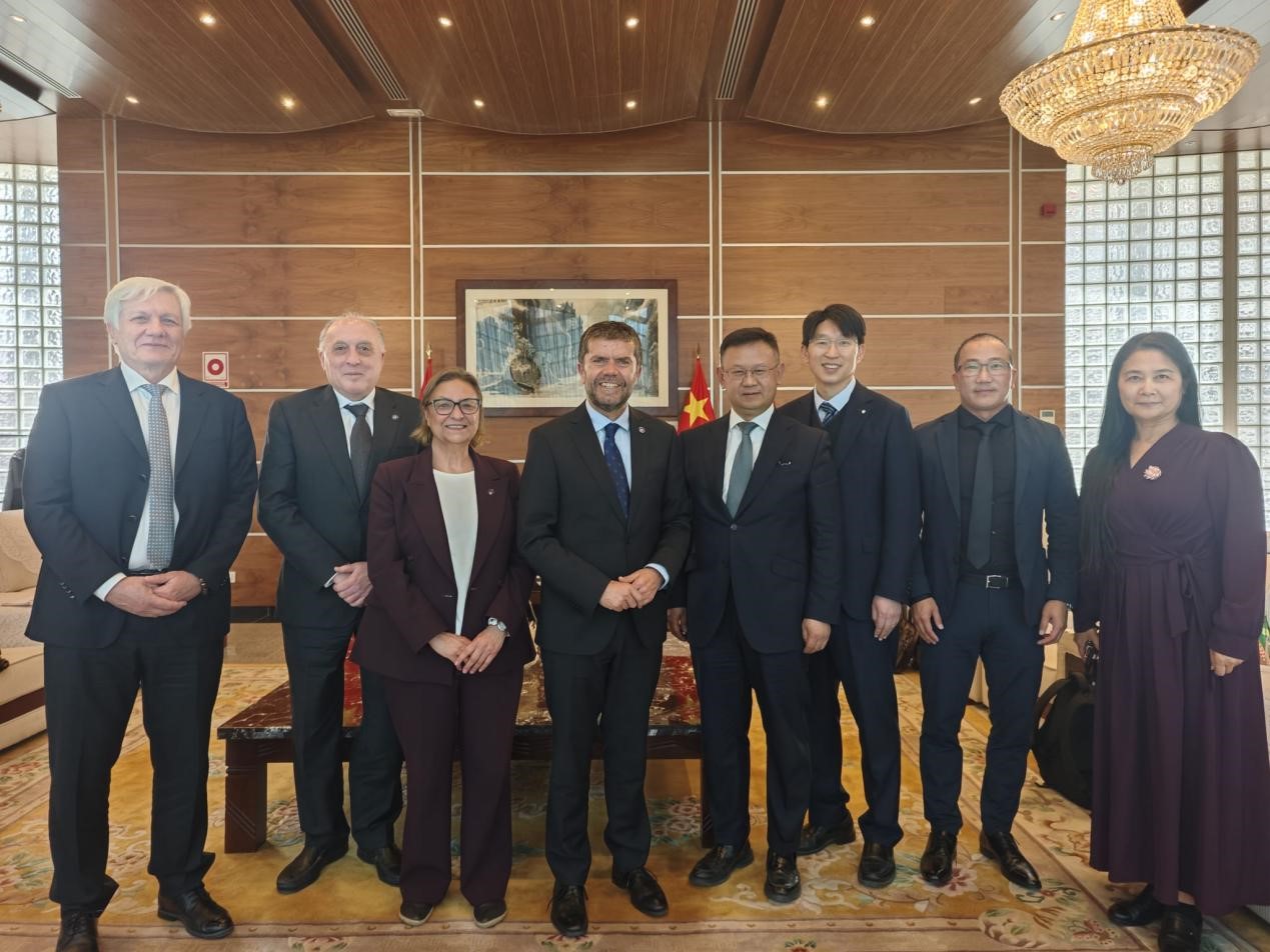 中国驻西班牙大使馆临时代办屈浔会见拉拉古纳大学代表团/El Encargado de Negocios de la Embajada de China en España, Qu Xun, se reúne con una delegación de la Universidad de La Laguna